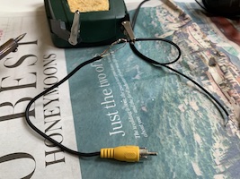 Soldering the RCA plugs to the headphones